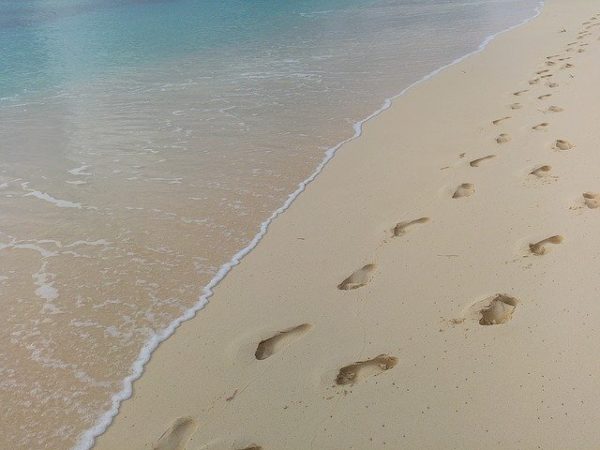 empreintes de pas sur le sable