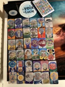 36 cartes coins arrondis et numérotées, boîte à tiroir, et livret d'accompagnement